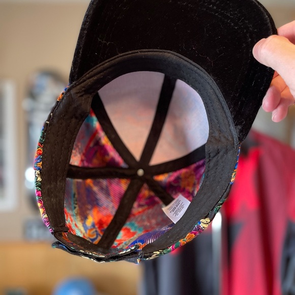 Beautiful floral silk hat shiny reflective 3D embroidery - Picture 5 of 8